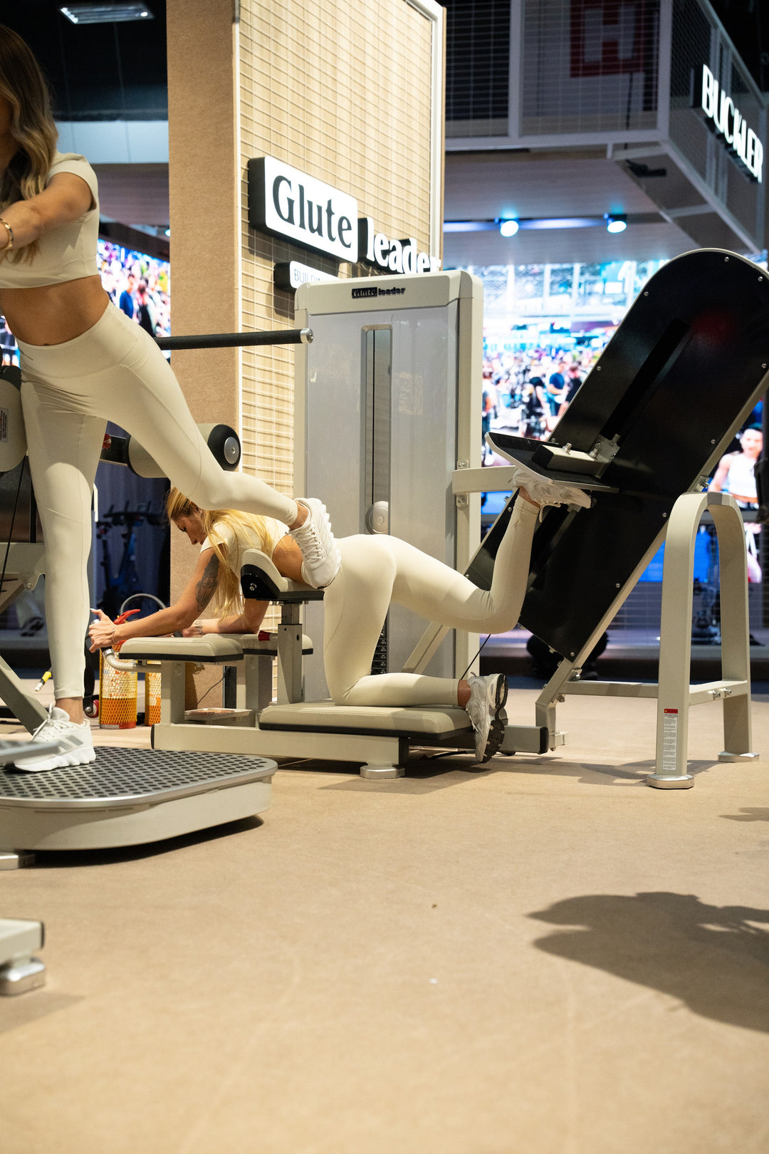 Kneeling Glute Kickback · Vista 3